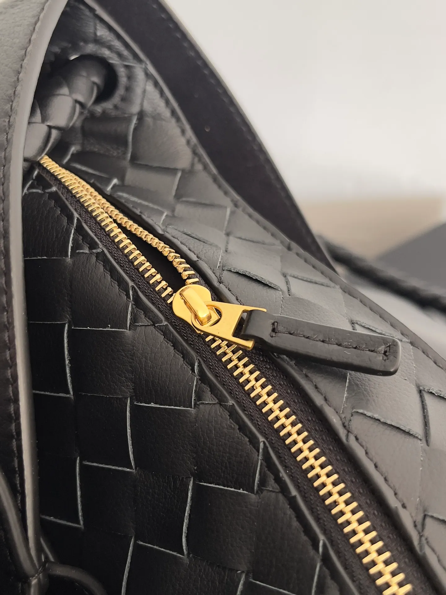 Batch 2960 BV The all-leather Andiamo is new, a very casual splayed buckle bag, which also means that its weight is very light, which greatly reduces our burden when going out for shopping. It can be carried cross-body, hand-held, or carried under the armpit. Taking into account the different backpacking habits of people, the simple design brings us more inspiration. Matched with various keychains and dolls, it will become the finishing touch in the outfit. Medieval style and modern style can also be perfectly blended🫧🫧 Style number: 806010 Size: 42*35*18cm